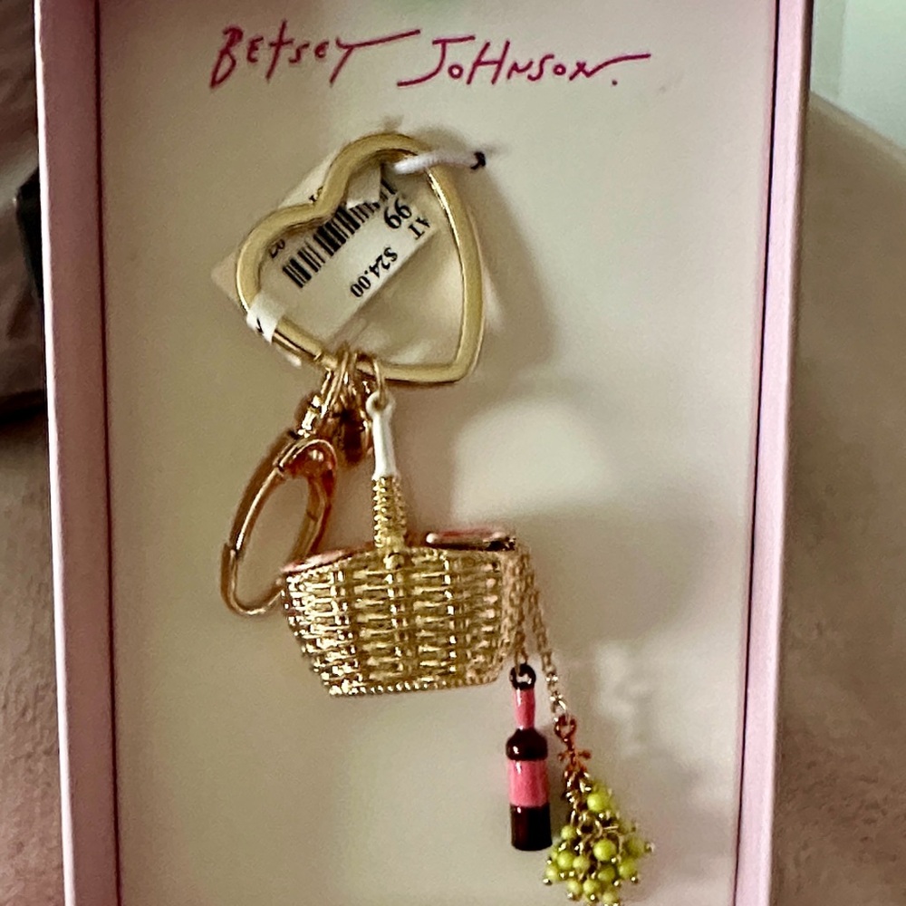 Betsey Johnson Gold Picnic Basket Bag Charm with Wine and Grapes Charm NWT